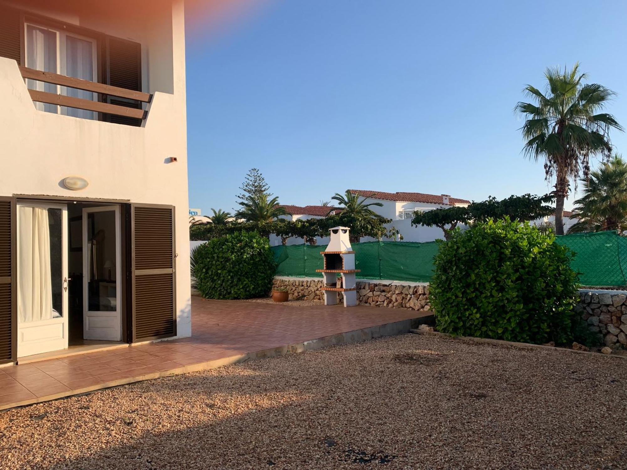 Gran Casa Con Bonito Jardin