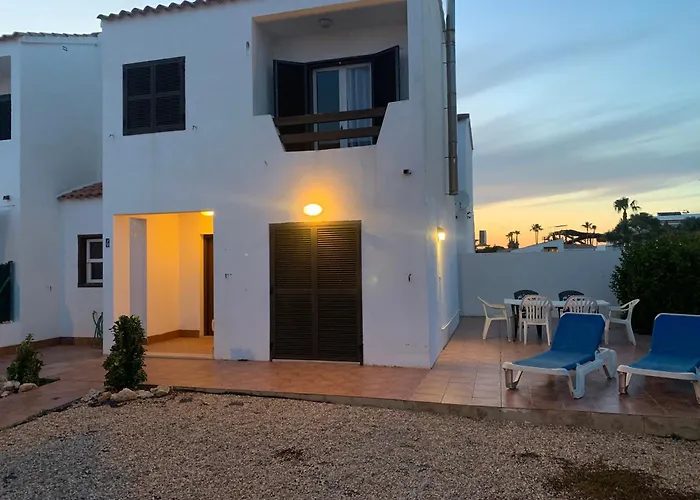 Gran Casa Con Bonito Jardin